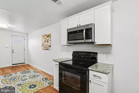 Entry Way - 207 S Durham St, Baltimore, MD 21231 photo 4 of 5