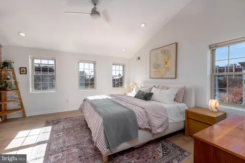 Bedroom - 1800 E Pratt St, Baltimore, MD 21231 photo 4 of 5