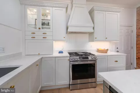 Kitchen - 1800 E Pratt St, Baltimore, MD 21231 photo 5 of 6