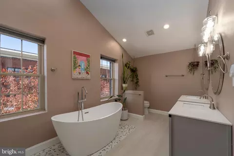 Bath - 1800 E Pratt St, Baltimore, MD 21231 photo 2 of 4