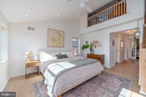 Bedroom - 1800 E Pratt St, Baltimore, MD 21231 photo 5 of 5