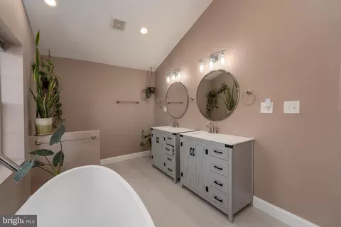 Bath - 1800 E Pratt St, Baltimore, MD 21231 photo 3 of 4