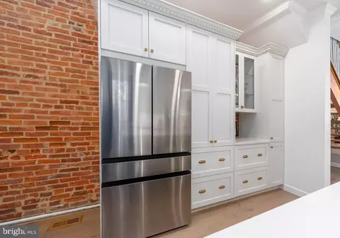 Entry Way - 1800 E Pratt St, Baltimore, MD 21231 photo 4 of 5