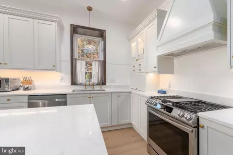 Kitchen - 1800 E Pratt St, Baltimore, MD 21231 photo 4 of 6
