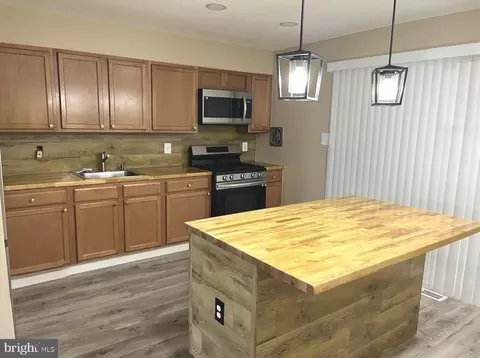 Kitchen - 4865 Melbourne Rd, Baltimore, MD 21229 photo 2 of 3