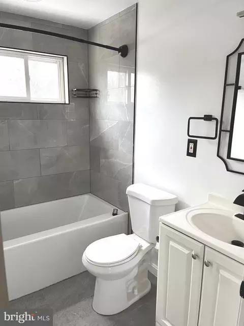 Bath - 4865 Melbourne Rd, Baltimore, MD 21229 photo 1 of 3