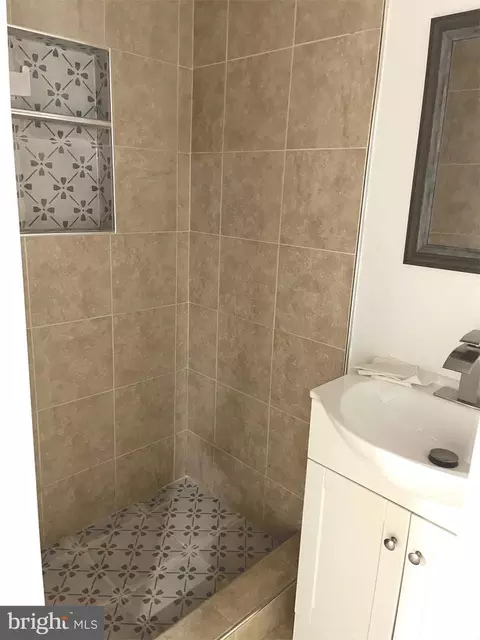 Bath - 4865 Melbourne Rd, Baltimore, MD 21229 photo 3 of 3