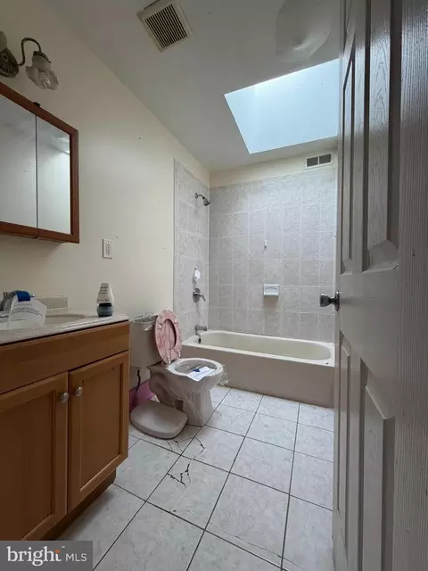 Bath - 3110 Garrison Blvd, Baltimore, MD 21216 photo 3 of 3