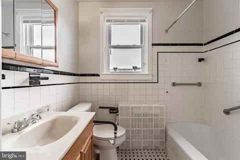 Bath - 3532 Cliftmont Ave, Baltimore, MD 21213 photo 1 of 2