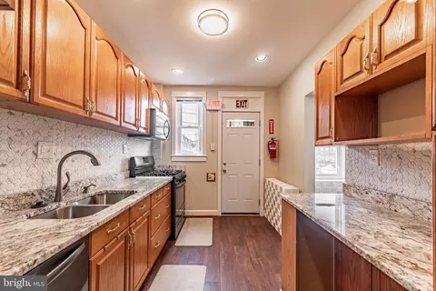 Entry Way - 3532 Cliftmont Ave, Baltimore, MD 21213 photo 4 of 6