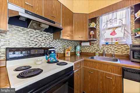 Kitchen - 2201 Pelham Ave, Baltimore, MD 21213 photo 2 of 2