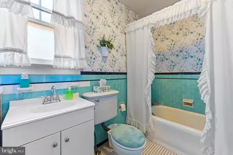 Bath - 2201 Pelham Ave, Baltimore, MD 21213 photo 3 of 4
