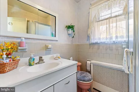 Bath - 2201 Pelham Ave, Baltimore, MD 21213 photo 1 of 4