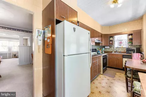 Entry Way - 2201 Pelham Ave, Baltimore, MD 21213 photo 6 of 11