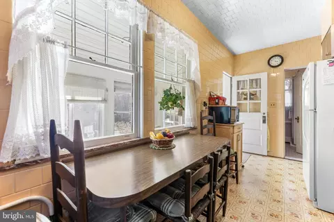Entry Way - 2201 Pelham Ave, Baltimore, MD 21213 photo 7 of 11