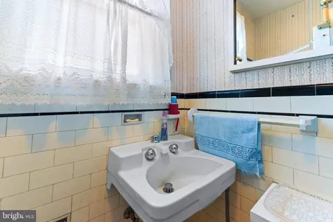 Bath - 2201 Pelham Ave, Baltimore, MD 21213 photo 4 of 4