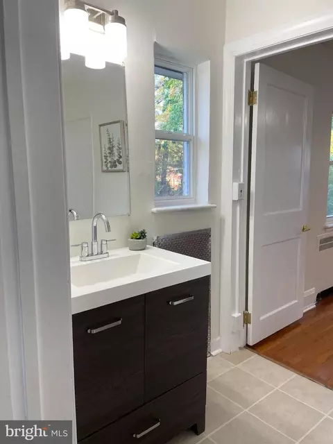 Bath - 6305 E Fordham Dr, Baltimore, MD 21215 photo 2 of 6