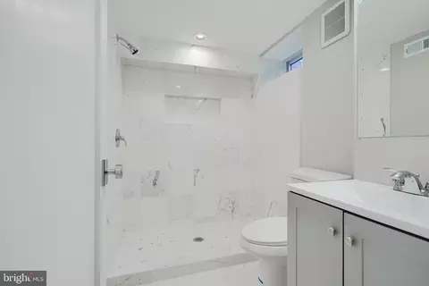 Bath - 621 Ponca St, Baltimore, MD 21224 photo 1 of 5