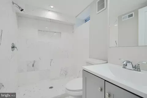 Bath - 621 Ponca St, Baltimore, MD 21224 photo 2 of 5