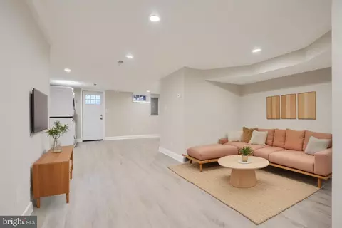 Living - 621 Ponca St, Baltimore, MD 21224 photo 5 of 6