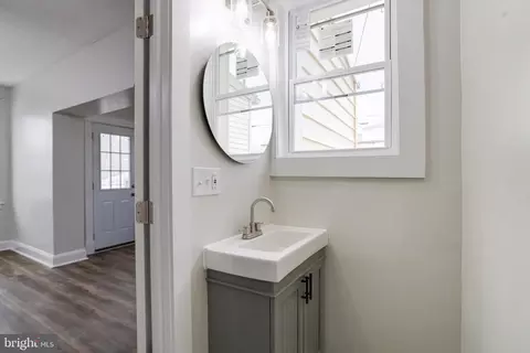 Entry Way - 4604 Walther Ave, Baltimore, MD 21214 photo 11 of 15