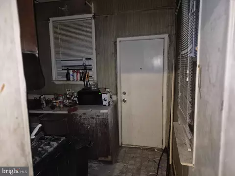 Entry Way - 3604 7th St, Baltimore, MD 21225 photo 4 of 7