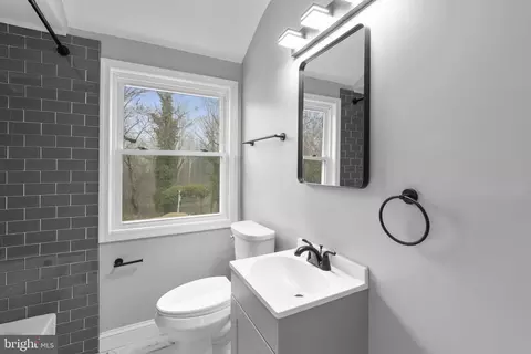 Bath - 1607 Stonewood Rd, Baltimore, MD 21239 photo 1 of 3