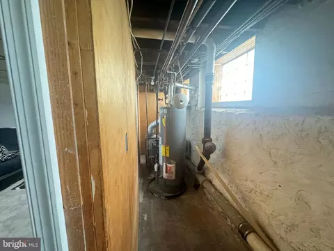 Entry Way - 3123 Shannon Dr, Baltimore, MD 21213 photo 5 of 7