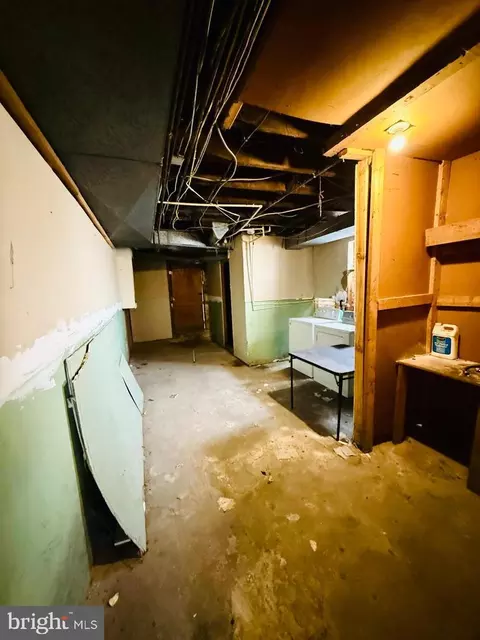 Entry Way - 2145 Walbrook Ave NW, Baltimore, MD 21217 photo 3 of 9