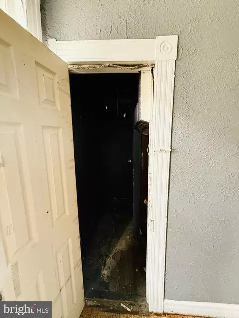 Entry Way - 2145 Walbrook Ave NW, Baltimore, MD 21217 photo 4 of 9