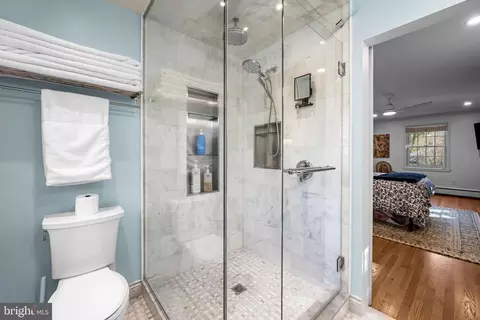 Bath - 5514 Boxhill Ln, Baltimore, MD 21210 photo 3 of 4