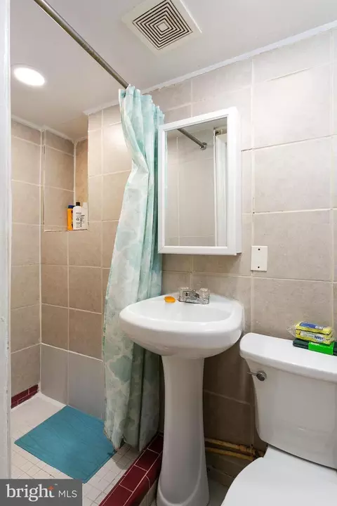 Bath - 5646 Govane Ave, Baltimore, MD 21212 photo 2 of 2