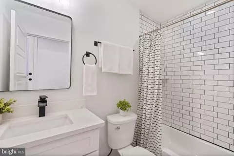 Bath - 1352 Andre St, Baltimore, MD 21230 photo 3 of 8