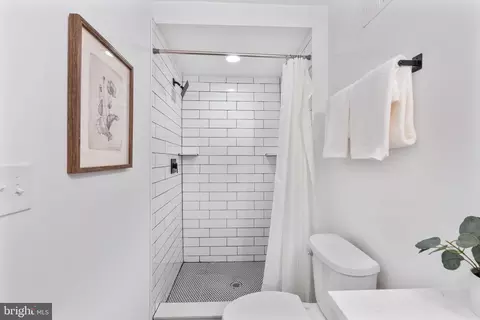 Bath - 1352 Andre St, Baltimore, MD 21230 photo 6 of 8