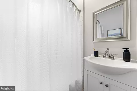 Bath - 841 Powers St, Baltimore, MD 21211 photo 5 of 5