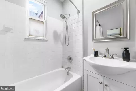 Bath - 841 Powers St, Baltimore, MD 21211 photo 4 of 5