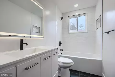 Bath - 2802 Steele Rd, Baltimore, MD 21209 photo 3 of 8