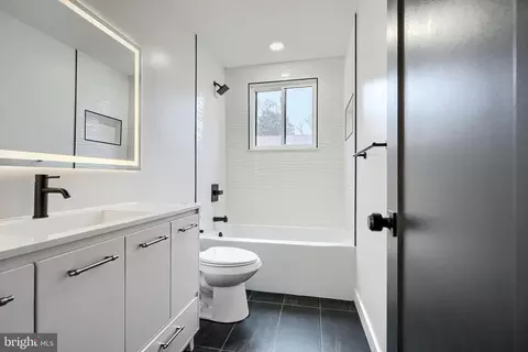 Bath - 2802 Steele Rd, Baltimore, MD 21209 photo 2 of 8