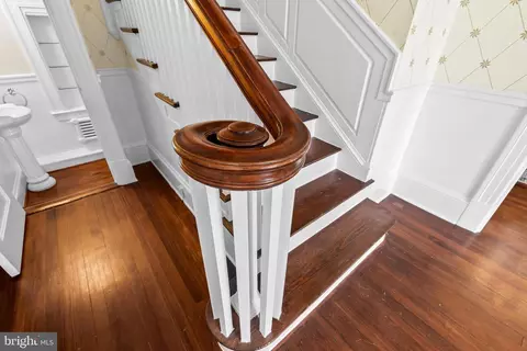 Entry Way - 10 Midvale Rd, Baltimore, MD 21210 photo 9 of 10