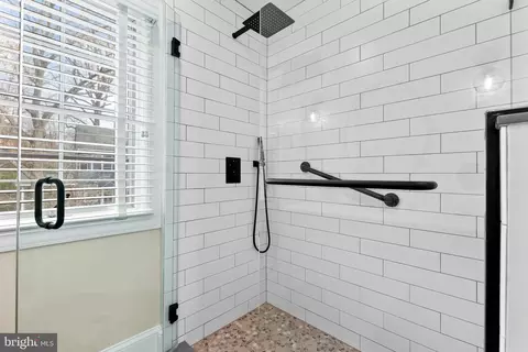 Bath - 10 Midvale Rd, Baltimore, MD 21210 photo 3 of 11