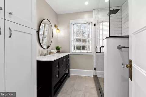 Bath - 10 Midvale Rd, Baltimore, MD 21210 photo 2 of 11