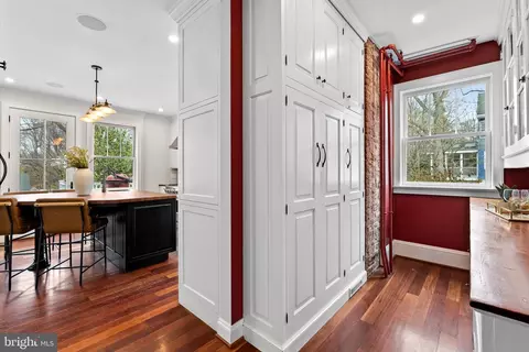 Entry Way - 10 Midvale Rd, Baltimore, MD 21210 photo 6 of 10