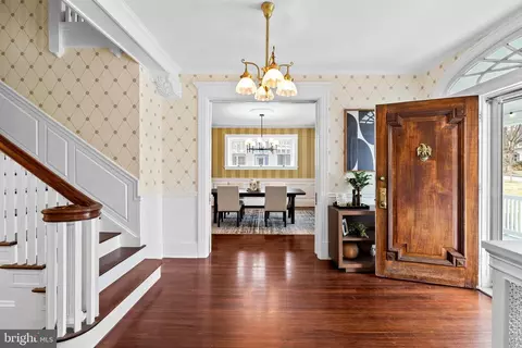 Entry Way - 10 Midvale Rd, Baltimore, MD 21210 photo 4 of 10