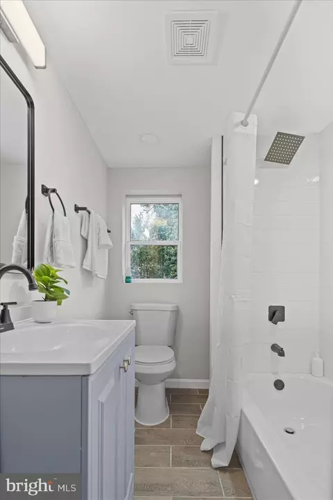 Bath - 178 S Collins Ave, Baltimore, MD 21229 photo 1 of 3