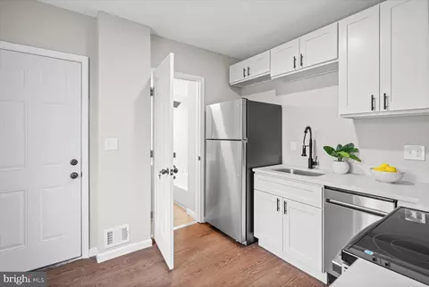 Entry Way - 178 S Collins Ave, Baltimore, MD 21229 photo 4 of 7