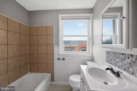 Bath - 2018 Winford Rd, Baltimore, MD 21239 photo 1 of 2