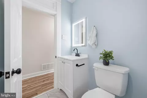 Entry Way - 4017 Ridgecroft Rd, Baltimore, MD 21206 photo 8 of 9