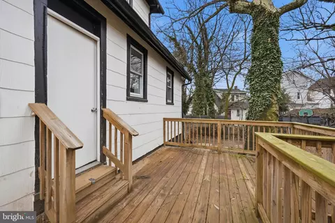 Exterior - 4017 Ridgecroft Rd, Baltimore, MD 21206 photo 3 of 4