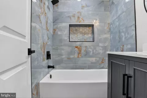 Entry Way - 4013 4th St, Baltimore, MD 21225 photo 8 of 13