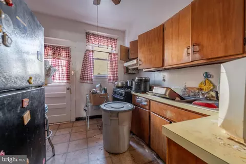 Entry Way - 2132 N Wolfe St, Baltimore, MD 21213 photo 4 of 5